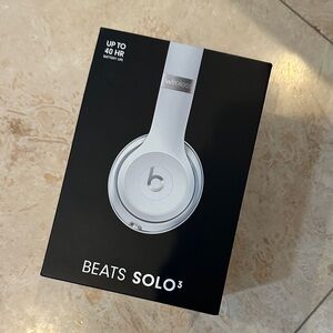 Brand New In Box Solo3 Wireless Headphones - Silver